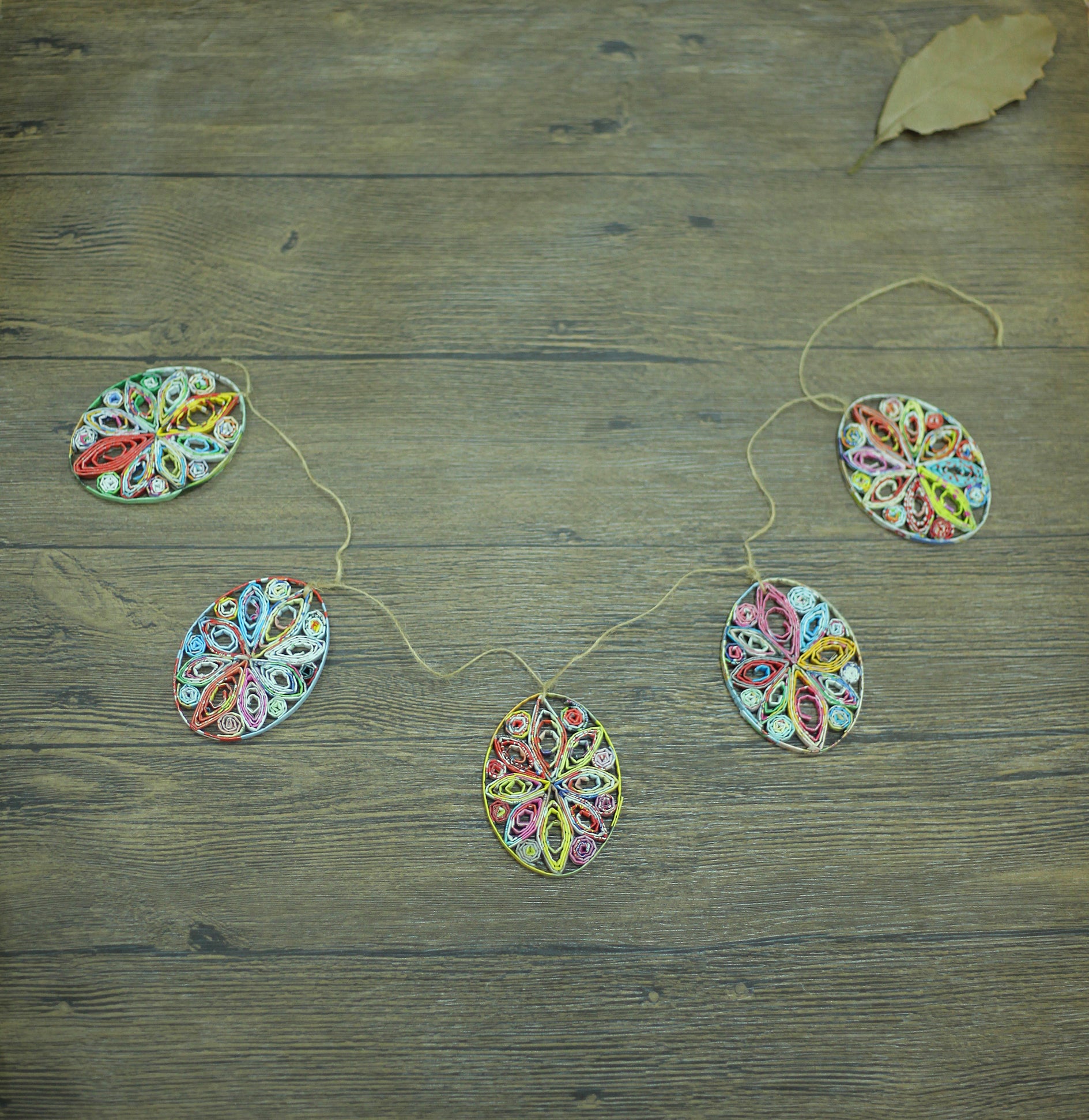 Garland of 5 oval eggs in multicolors Garland of 5 oval eggs in multicolors