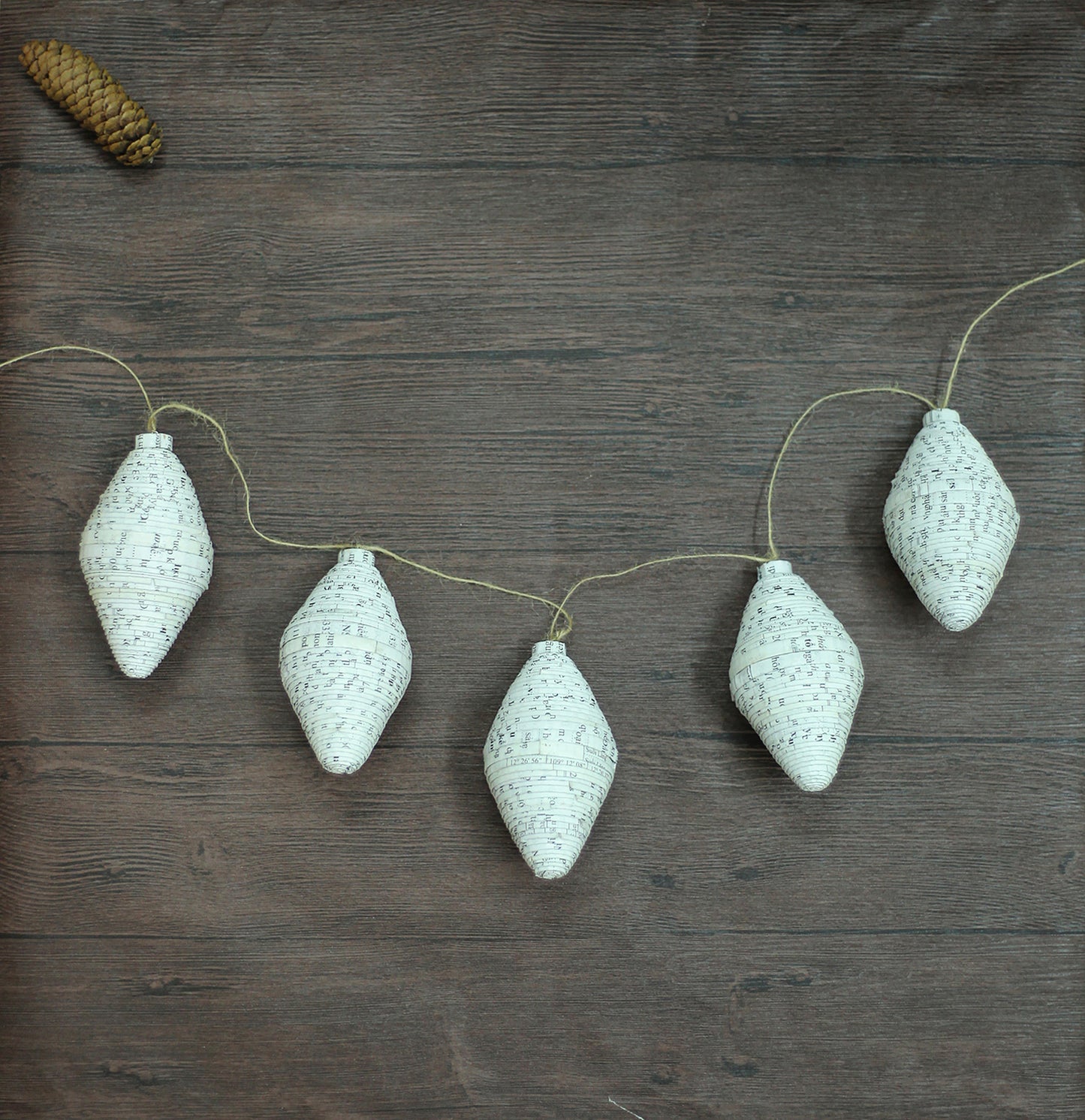 Garland of 5 bubbles in white