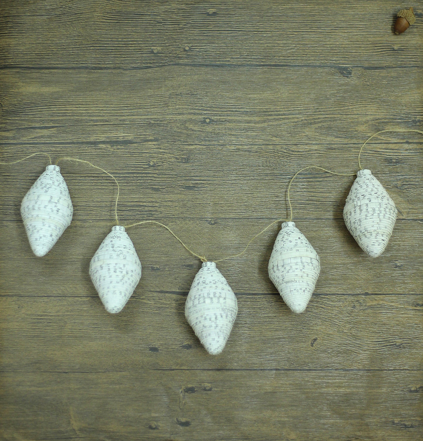 Garland of 5 bubbles in white