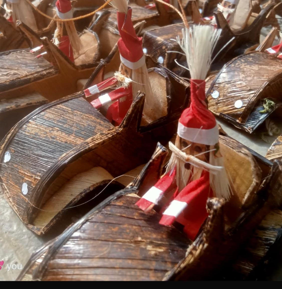 Driving Santa, Handmade Straw and Banana Leaf Ornament