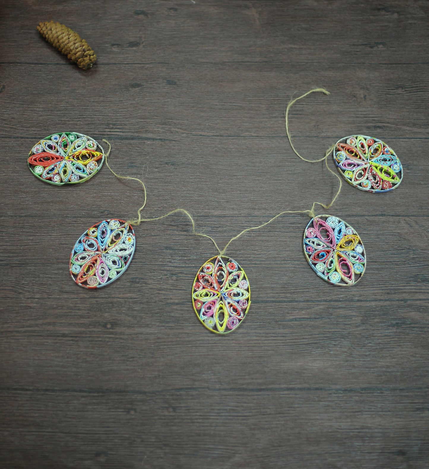 Garland of 5 oval eggs in multicolors