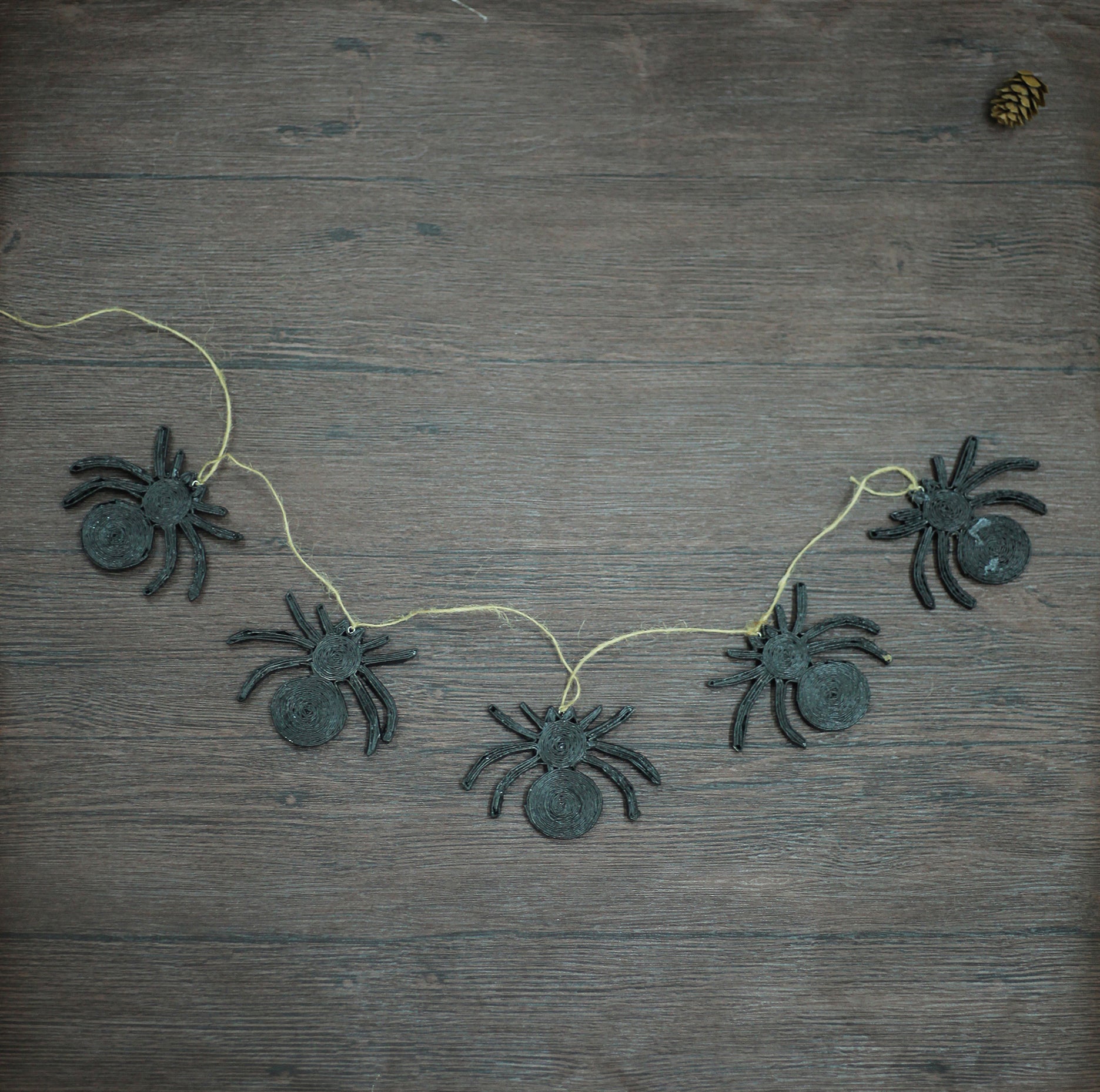 Garland of 5 Spiders in Black